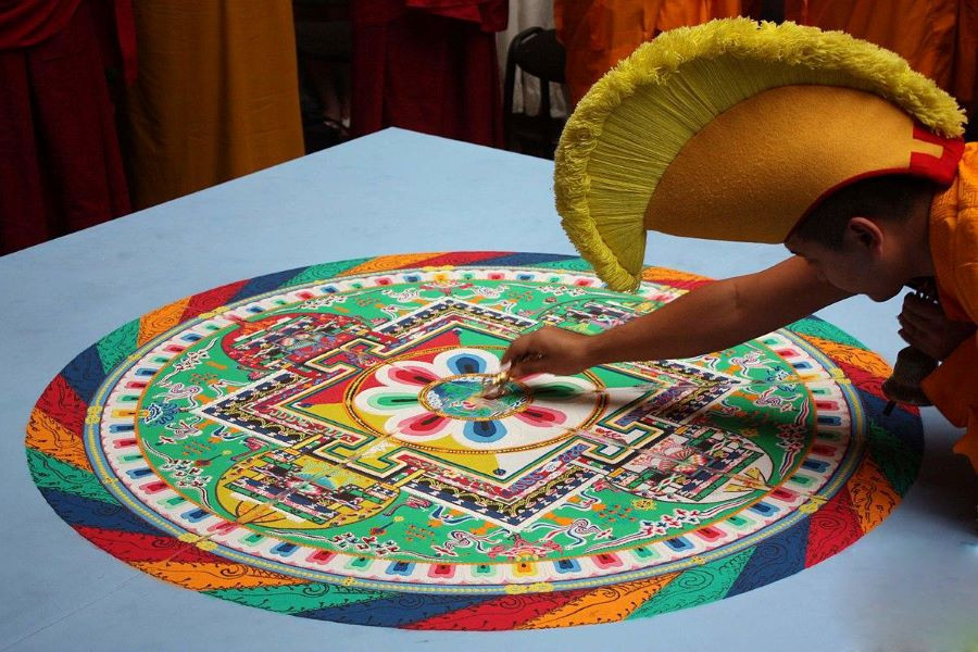 Tranh Cát Nghệ Thuật: Từ Lịch Sử Đến Kỹ Thuật Những lọ tranh cát trang trí độc đáo thể hiện kỹ thuật đổ cát nhiều màu