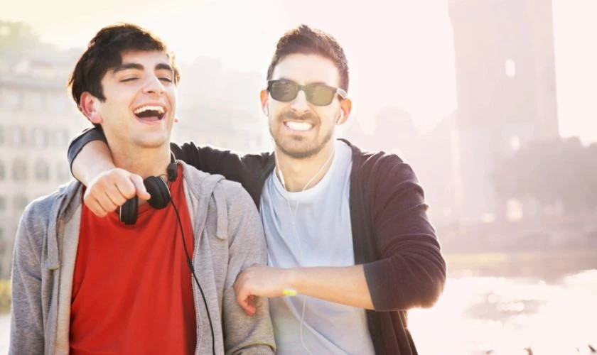 Hình ảnh đẹp mừng ngày Quốc tế Đàn ông 19/11 Những người bạn cùng nhau chia sẻ khoảnh khắc vui vẻ