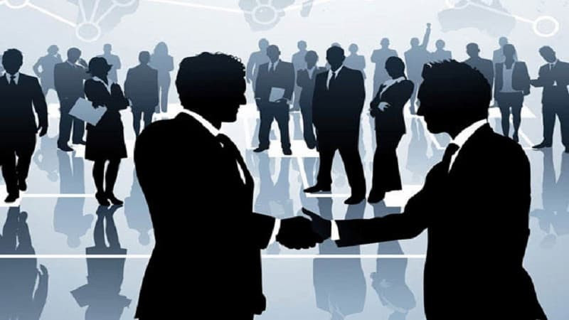 Những người đang kết nối và tương tác, minh họa tầm quan trọng của việc xây dựng mối quan hệ để chiếm Spotlight