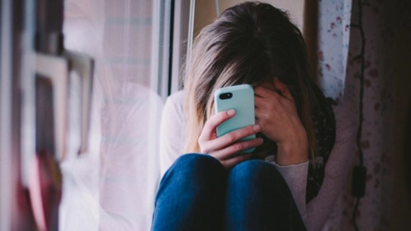 Nỗi đau và sự thất vọng hiện rõ trên khuôn mặt, mô tả ảnh hưởng tâm lý tiêu cực khi bị ghost trong tình yêu