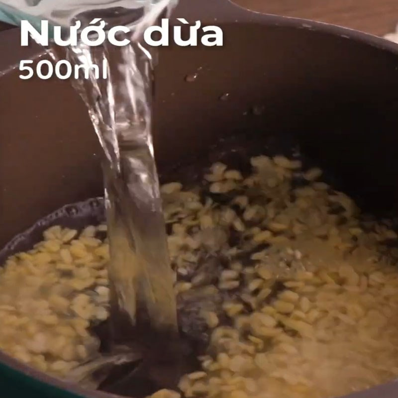 Nồi đậu xanh đang được nấu chín mềm cùng nước dừa để làm nền cho món chè Lục Tàu Xá