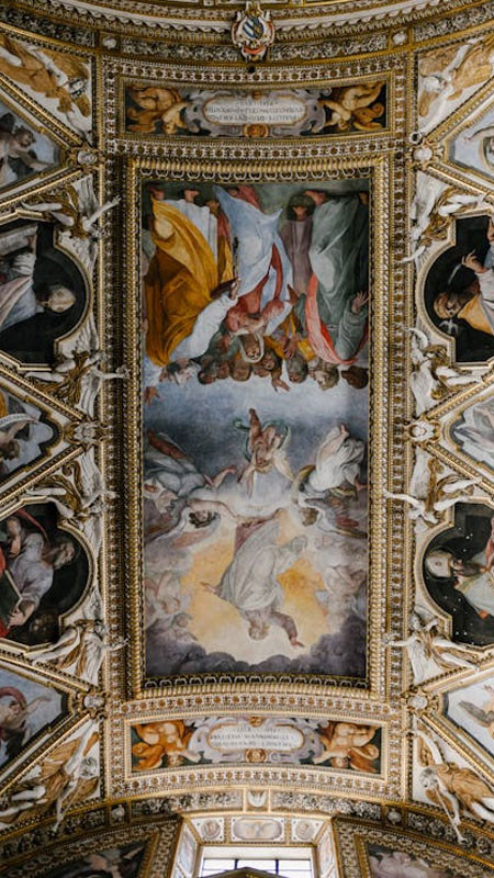 Nội thất nhà thờ ánh sáng màu sắc