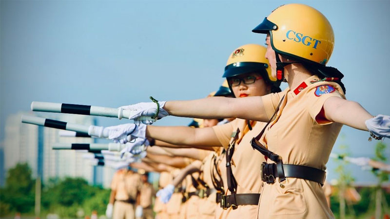 Nữ chiến sĩ tập luyện trên thao trường