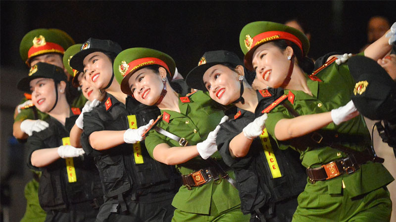 Nữ công an duyên dáng trong bộ đồng phục