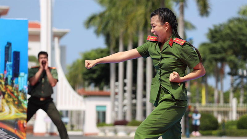 Nữ công an làm nhiệm vụ tại nơi công cộng