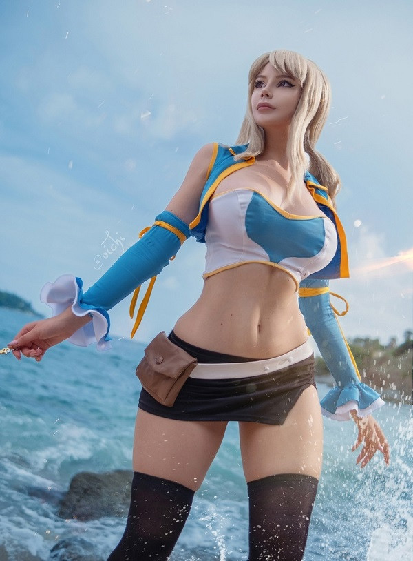 Nữ cosplayer với ánh mắt đầy cảm xúc trong tạo hình Lucy Heartfilia