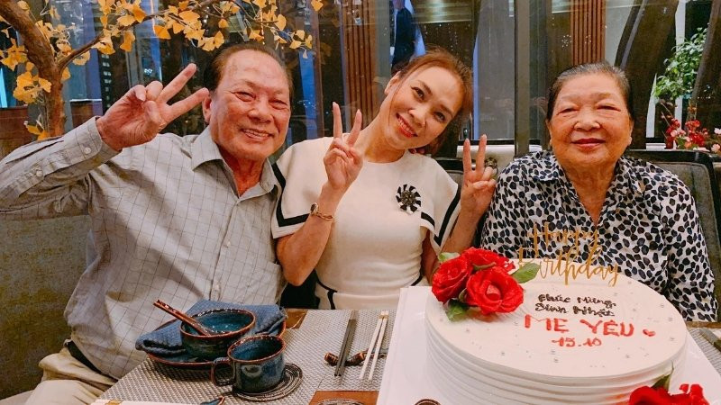 Nụ cười hạnh phúc của gia đình trong ngày sinh nhật đặc biệt