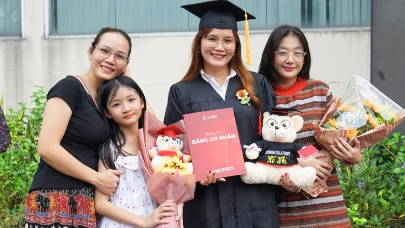 Nụ cười rạng rỡ của gia đình trong lễ tốt nghiệp của con
