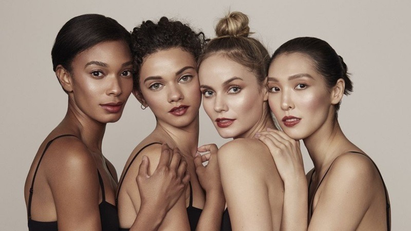 Tổng Hợp Những Bộ Ảnh Ngầu Nữ Đẹp Nhất Cho Bạn Nụ cười rạng rỡ của hai cô gái từ các chủng tộc khác nhau, biểu tượng của sự hòa hợp và không phân biệt