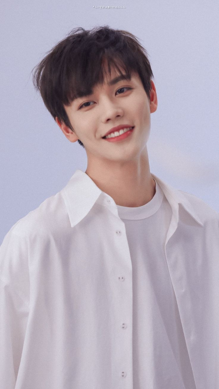 Nụ cười tỏa nắng của chàng trai trẻ trong áo sơ mi trắng