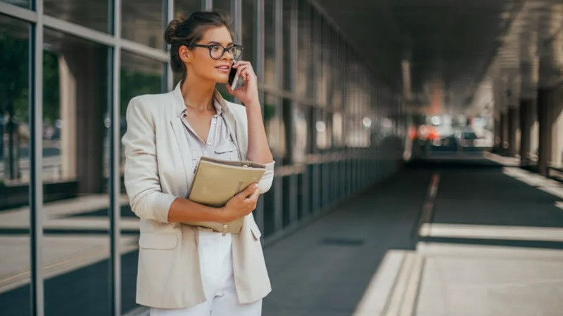 Tổng Hợp Những Bộ Ảnh Ngầu Nữ Đẹp Nhất Cho Bạn Nữ lãnh đạo trẻ với phong thái hiện đại và năng động, tạo nên hình ảnh cuốn hút