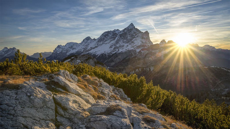 Núi non hùng vĩ trong ánh nắng bình minh