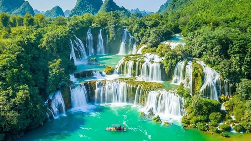 Nước từ sông chảy qua cánh đồng tưới tiêu, thể hiện tài nguyên nước quan trọng