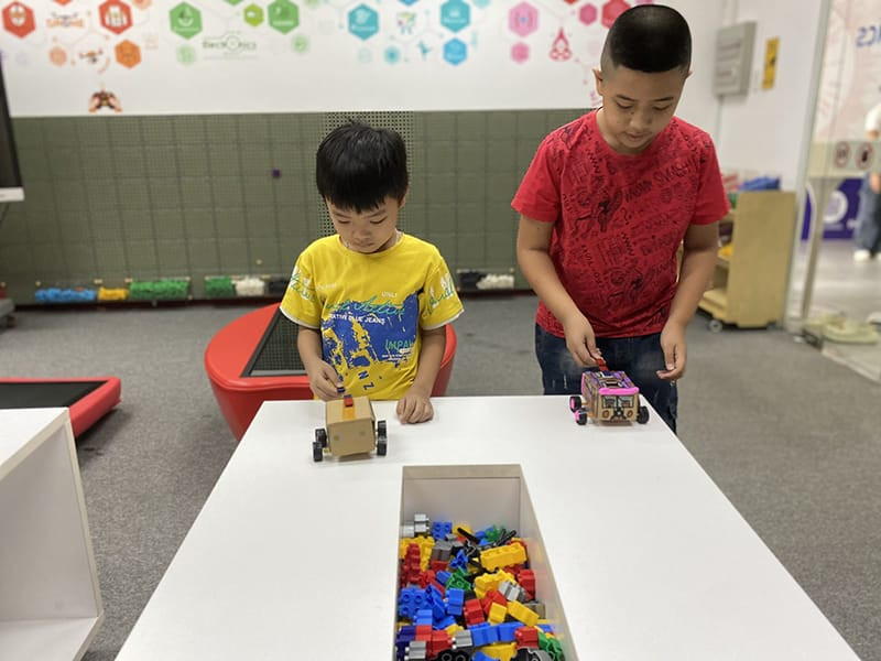 Ô tô chạy bằng sức gió, một sản phẩm STEM tiểu học khám phá năng lượng