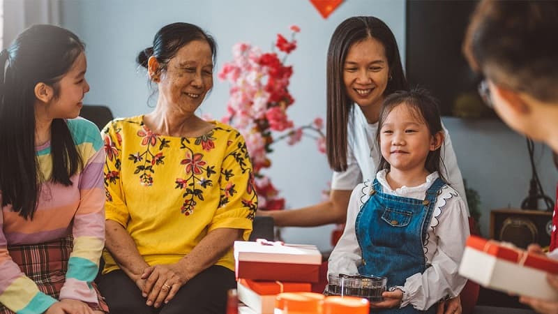 Ông bà ngồi giữa, con cháu quây quần hai bên, chụp ảnh gia đình truyền thống