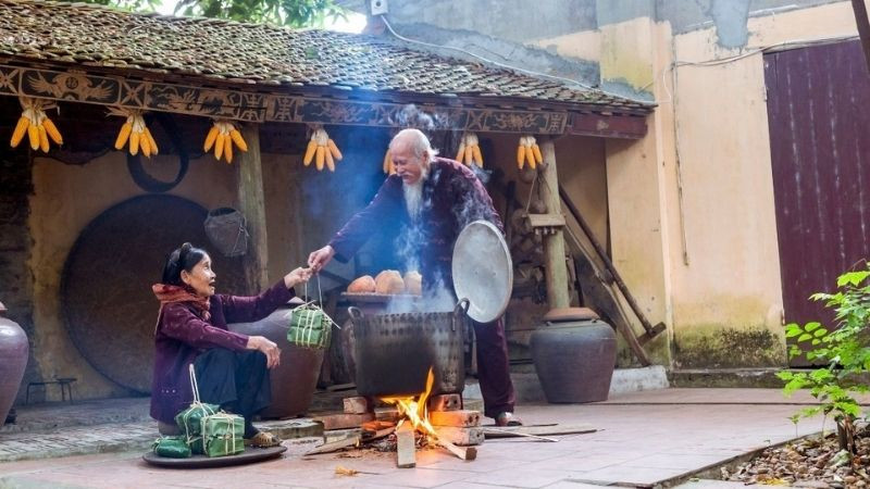 Ông bà quây quần gói bánh chưng ngày Tết
