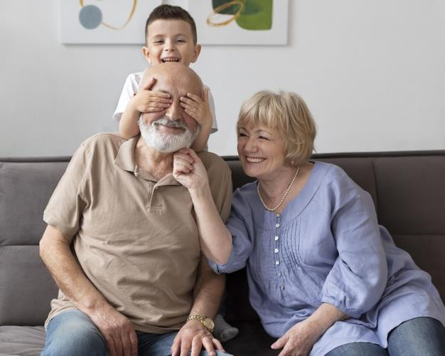 Ông bà vui vẻ chơi cùng cháu nhỏ trên thảm cỏ