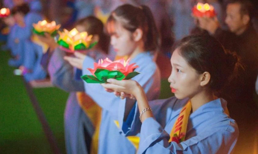 Phật tử trang nghiêm dâng đóa hoa tươi thắm lên Tam Bảo trong lễ Vu Lan