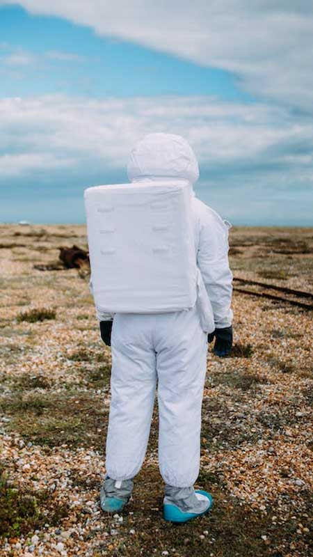 Phi hành gia nhìn về phía dải ngân hà từ một hành tinh