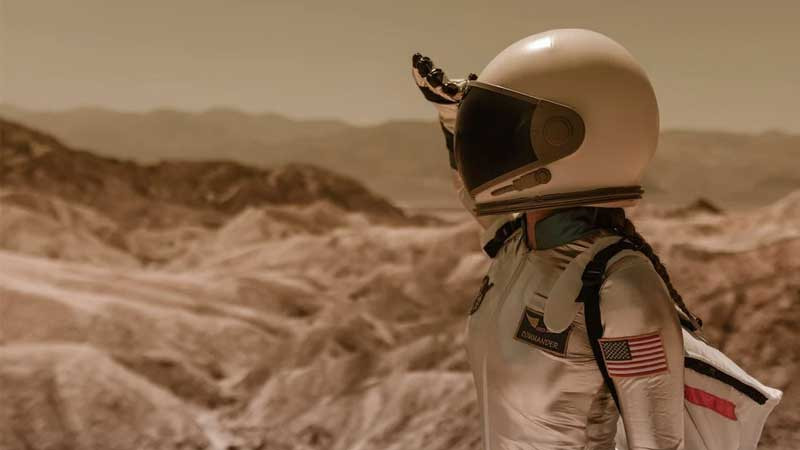 Phi hành gia nhìn xa xăm vào vũ trụ đen