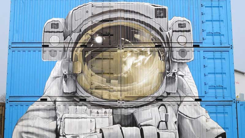 Phi hành gia tối giản bay giữa các vì sao