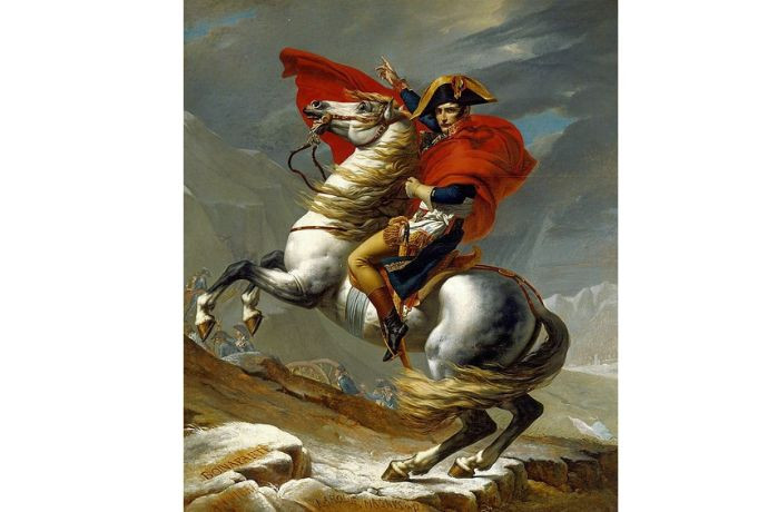 Phiên bản đầu tiên của bức tranh Napoleon Băng Qua Dãy Anpơ, thể hiện Napoleon trên ngựa với áo choàng đỏ rực rỡ.
