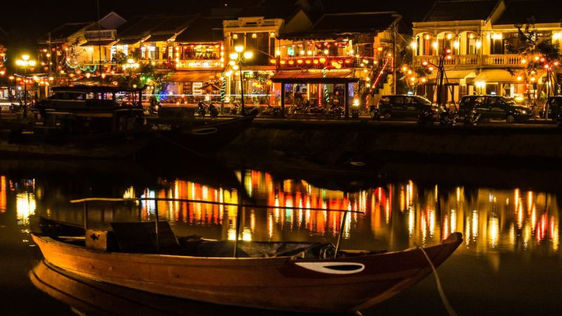 Phố cổ Hội An lung linh sắc đèn lồng về đêm