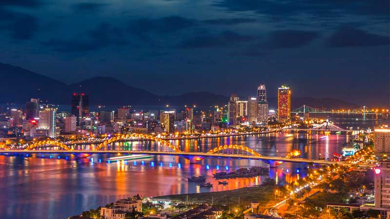 Phố đi bộ Nguyễn Huệ tại TP.HCM tấp nập và rực rỡ ánh đèn buổi tối