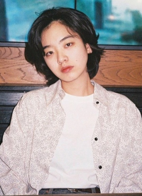 Phối đồ phong cách tomboy: Áo len mặc ngoài áo sơ mi tạo vẻ ngoài layer ấn tượng