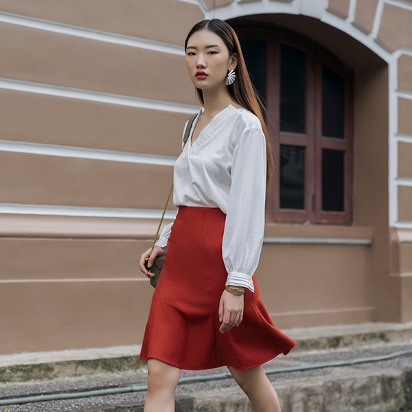 Phối quần xanh rêu với áo màu trung tính như trắng, đen, xám, be cho nữ