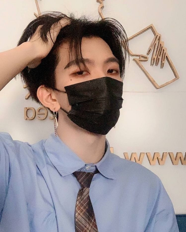 Phong cách trai đẹp Trung Quốc khi đeo khẩu trang đen