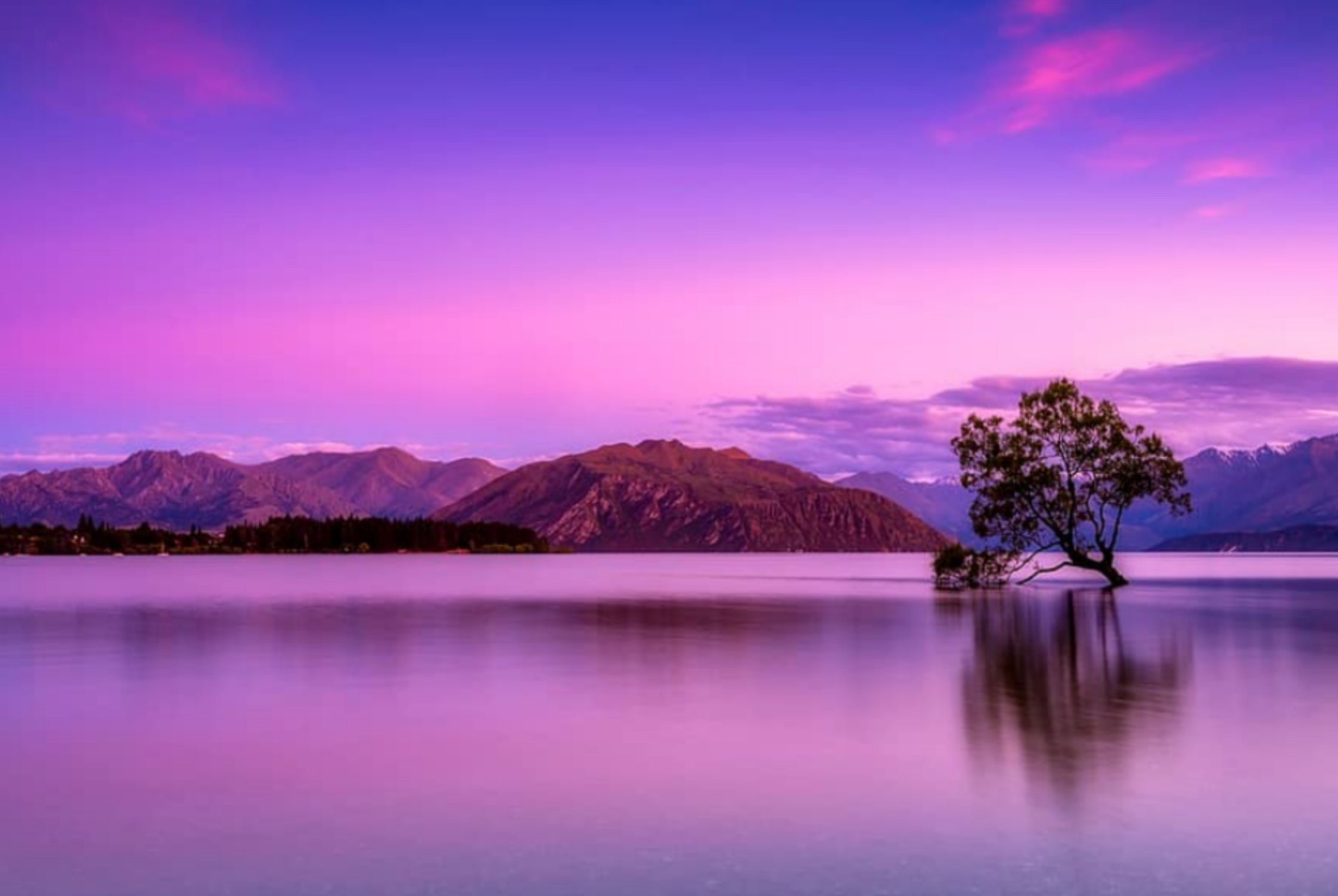 Phong cảnh hồ nước tĩnh lặng dưới bầu trời hoàng hôn nhuộm tím