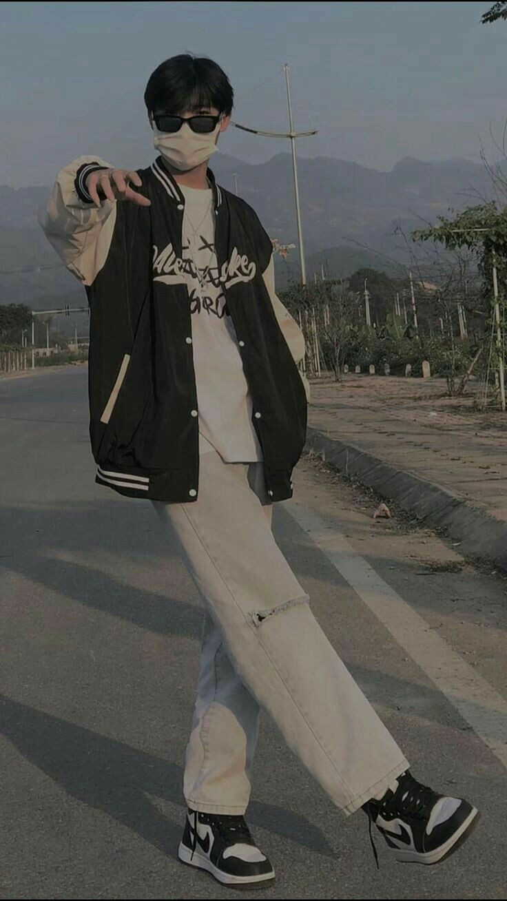 Phong thái cool ngầu của trai đẹp khi đeo khẩu trang