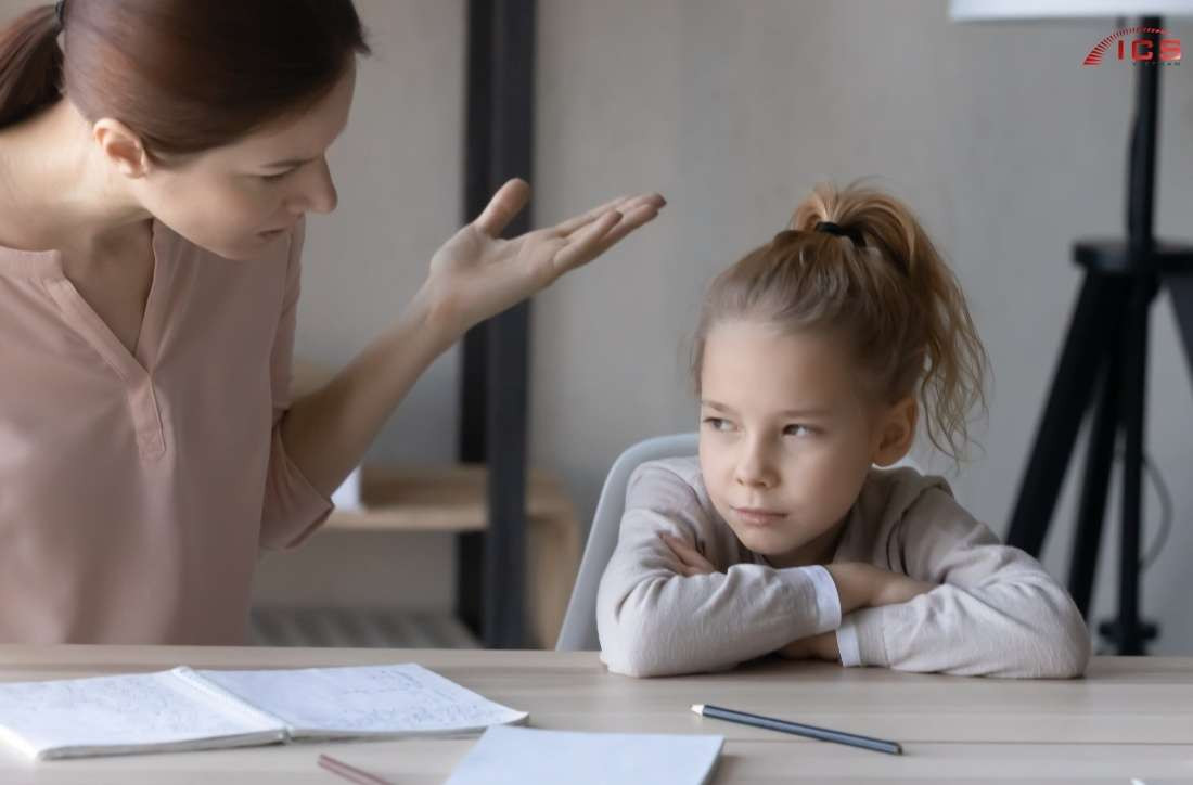 Phụ huynh tỉ mỉ hướng dẫn con học tại nhà, minh họa sự đòi hỏi về thời gian và năng lượng trong homeschooling.