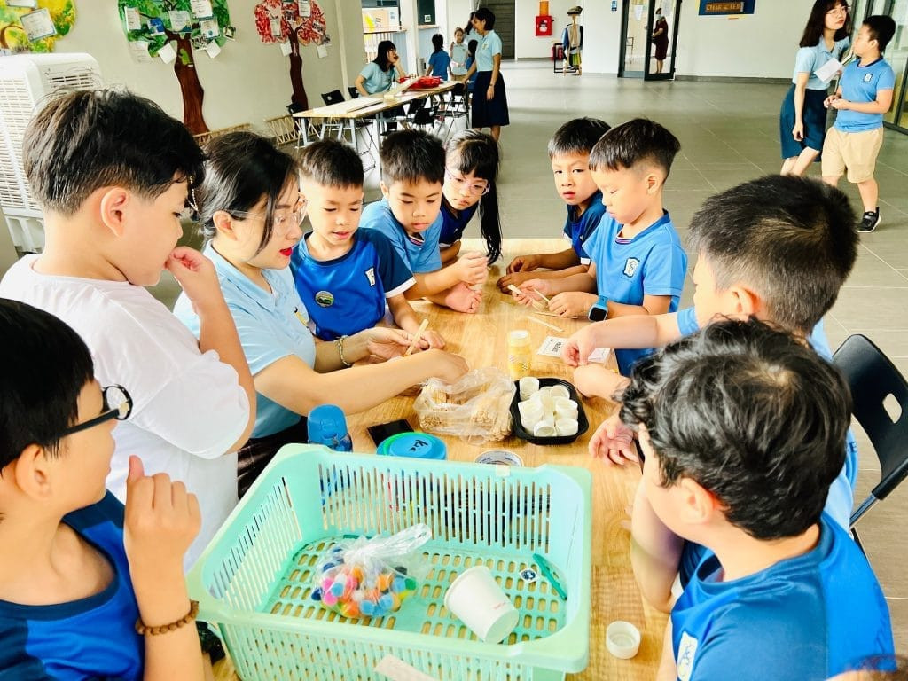 Phụ huynh và học sinh tham quan trường tiểu học song ngữ quận Hoàng Mai