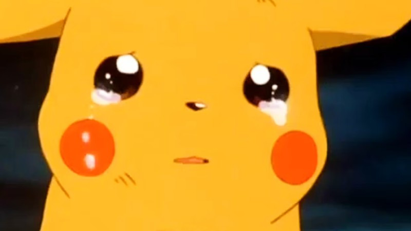 Pikachu đứng một mình giữa đám đông, cảm thấy lạc lõng