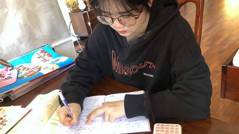 Poster về học tập được treo trên tường