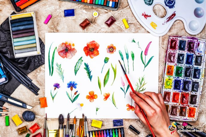 Quá trình vẽ tranh bằng màu nước, minh họa cách sử dụng cọ và bảng pha