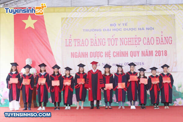 Quang cảnh buổi lễ trao bằng tốt nghiệp tại Trường Đại học Dược Hà Nội