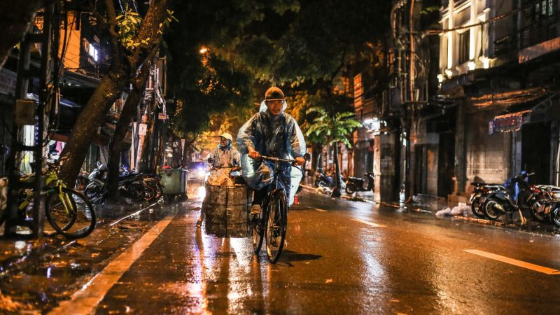 Quang cảnh đường phố tấp nập với dòng người và phương tiện