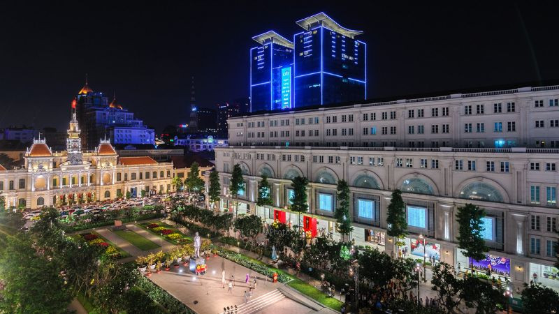 Quang cảnh phố đi bộ Nguyễn Huệ nhìn từ trên cao vào buổi tối