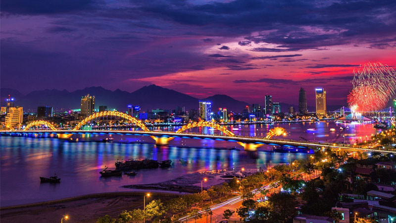 Quảng trường lớn gần cầu Sông Hàn tại Đà Nẵng, một không gian công cộng điển hình trong ảnh đường phố.