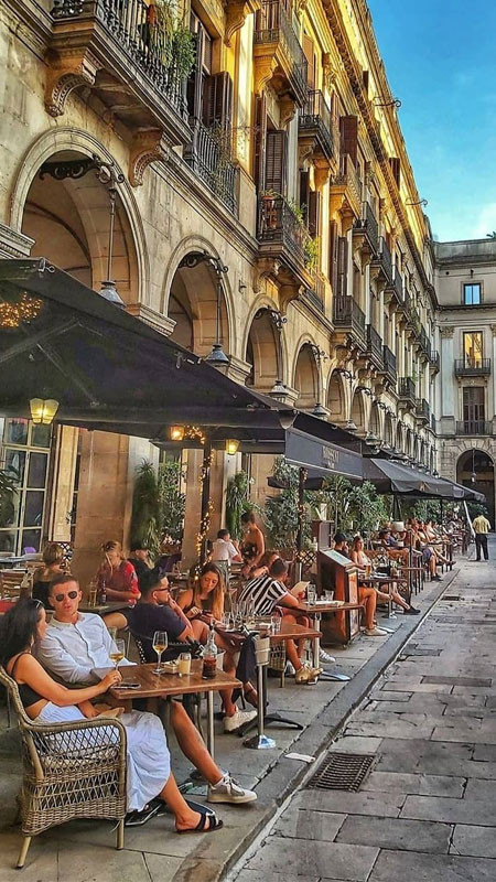 Quảng trường lớn ở Barcelona với kiến trúc Neoclassical, điểm nhấn trong bộ sưu tập ảnh đường phố.