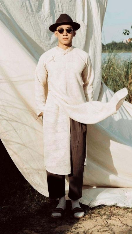 Quý ông Việt diện áo dài truyền thống