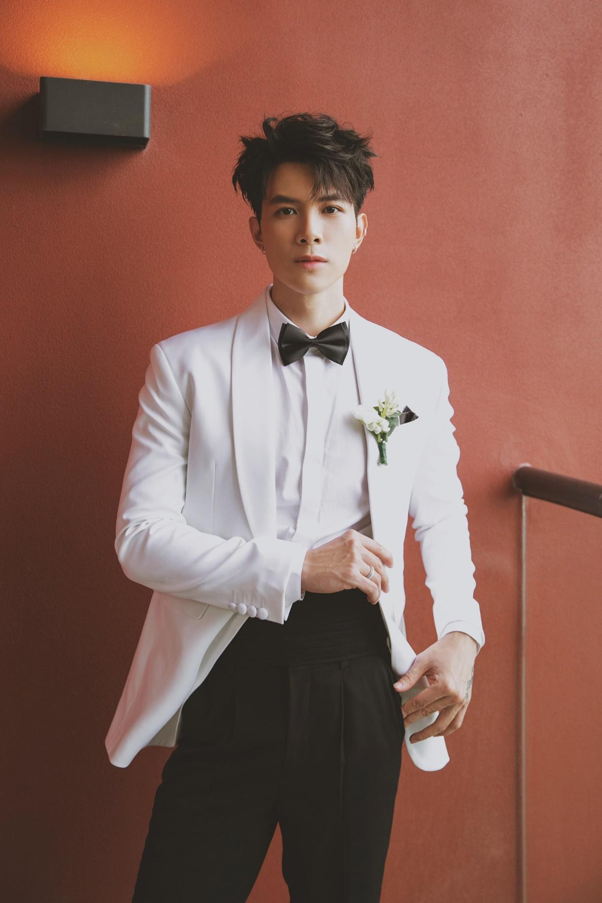 Quý ông Việt Nam mặc vest đen lịch lãm