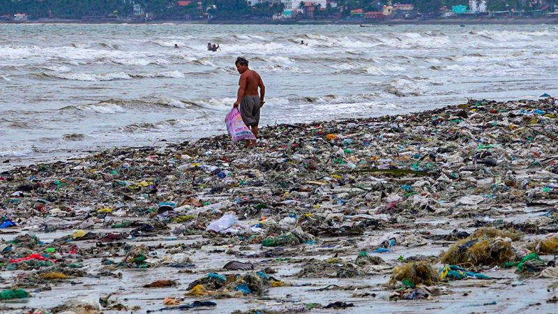 Rác thải nhựa làm ô nhiễm bãi biển