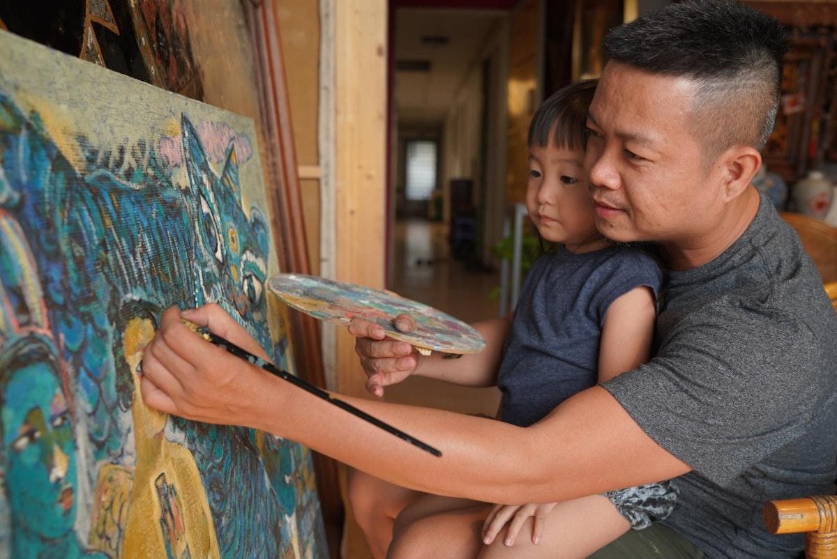 Người trẻ đang thực hành vẽ, minh họa quá trình rèn luyện kỹ năng cho nghề họa sĩ.