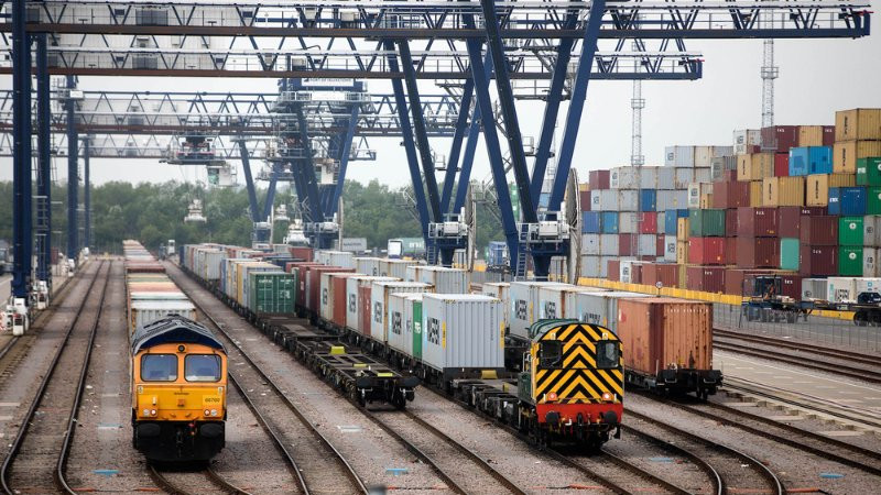 Robot và dây chuyền tự động hóa trong nhà máy, minh họa nguy cơ thay thế lao động con người trong bối cảnh toàn cầu hóa