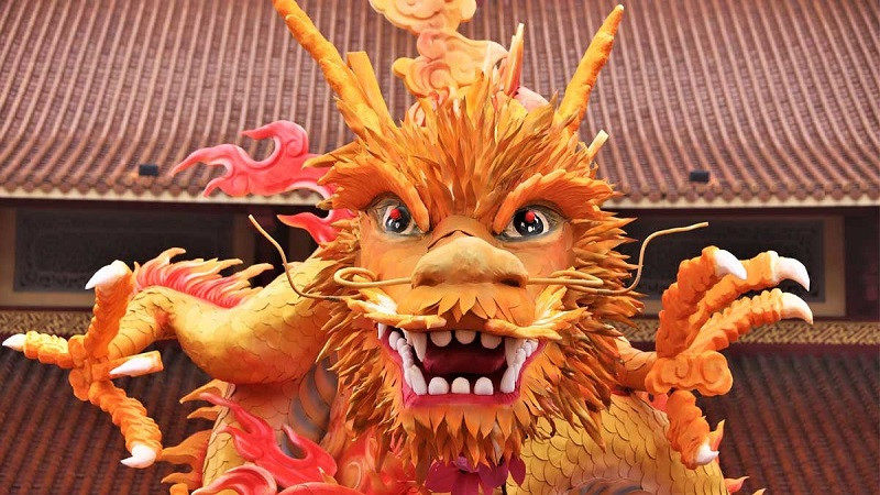 Rồng uy nghiêm nhìn xuống từ trên cao