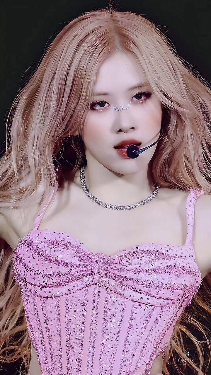 Rosé BLACKPINK mặc trang phục thời trang cao cấp, thể hiện phong thái tự tin